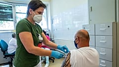 Oltás a kínai Sinopharm vakcina második adagjával Békéscsabán