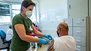 Oltás a kínai Sinopharm vakcina második adagjával Békéscsabán