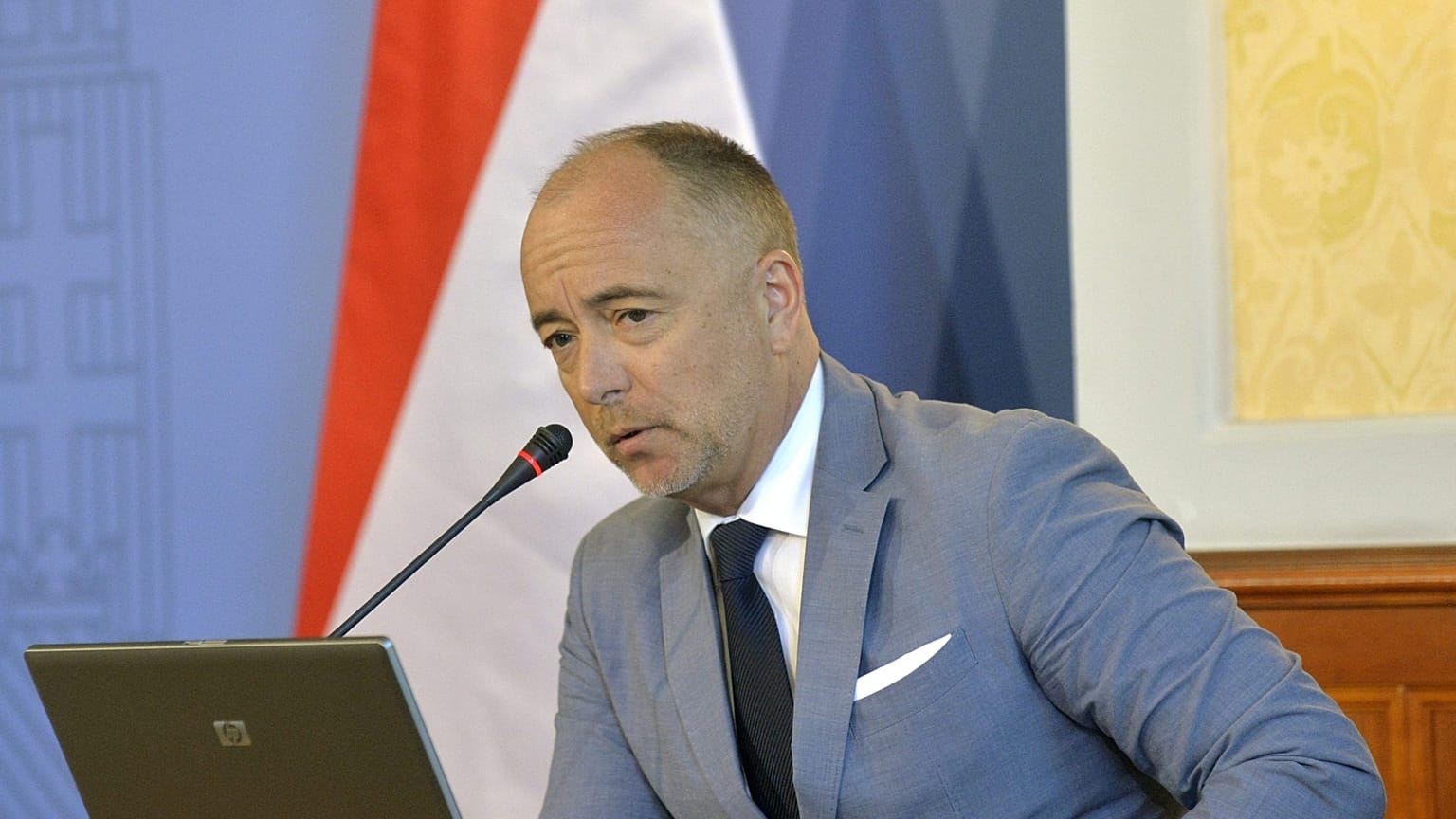 Valószínűleg "szabados életmódja" miatt rendelték haza