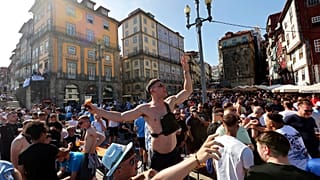 I tifosi del Manchester City cantano e bevono a Porto
