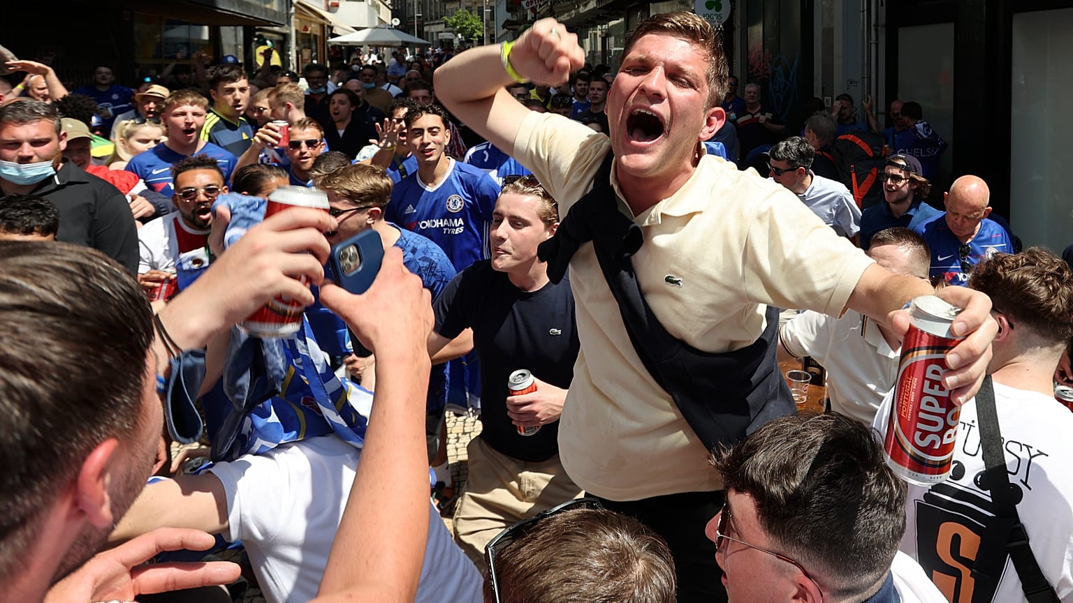 Britische Fans feiern jetzt schon in Porto, dabei steht der Sieger des CL-Finales erst heute Abend fest