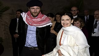 صورة لراقصة الباليه الإيطالية كارلا فراتشي مع المغني الإيطالي الراحل لوسيانو بافروتي في منطقة البتراء الأردنية 11 تشرين الأول/أكتوبر 2008.