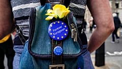 Eine Anti-Brexit-Demonstrantin trägt 2021 in der Nähe des Parliament Square in London EU-Abzeichen an ihrer Tasche