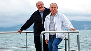 Presidente bielorrusso, Alexander Lukashenko, e o Presidente russo, Vladimir Putin, ao largo de Sóchi, cidade balnear russa do mar negro