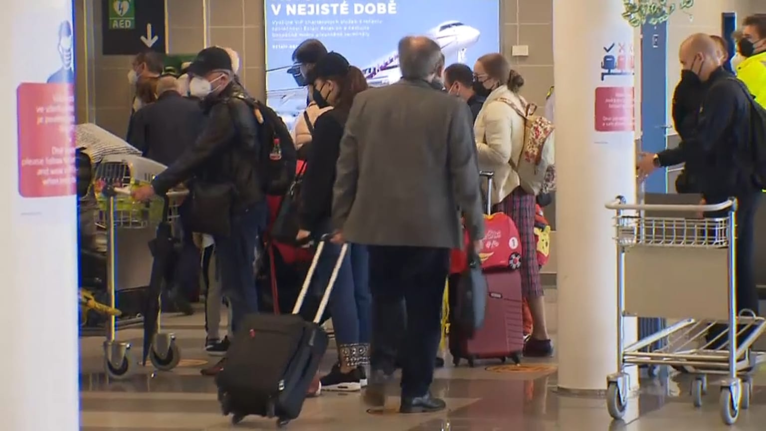 Diplomáticos rusos abandonando el aeropuerto de Praga (República Checa)