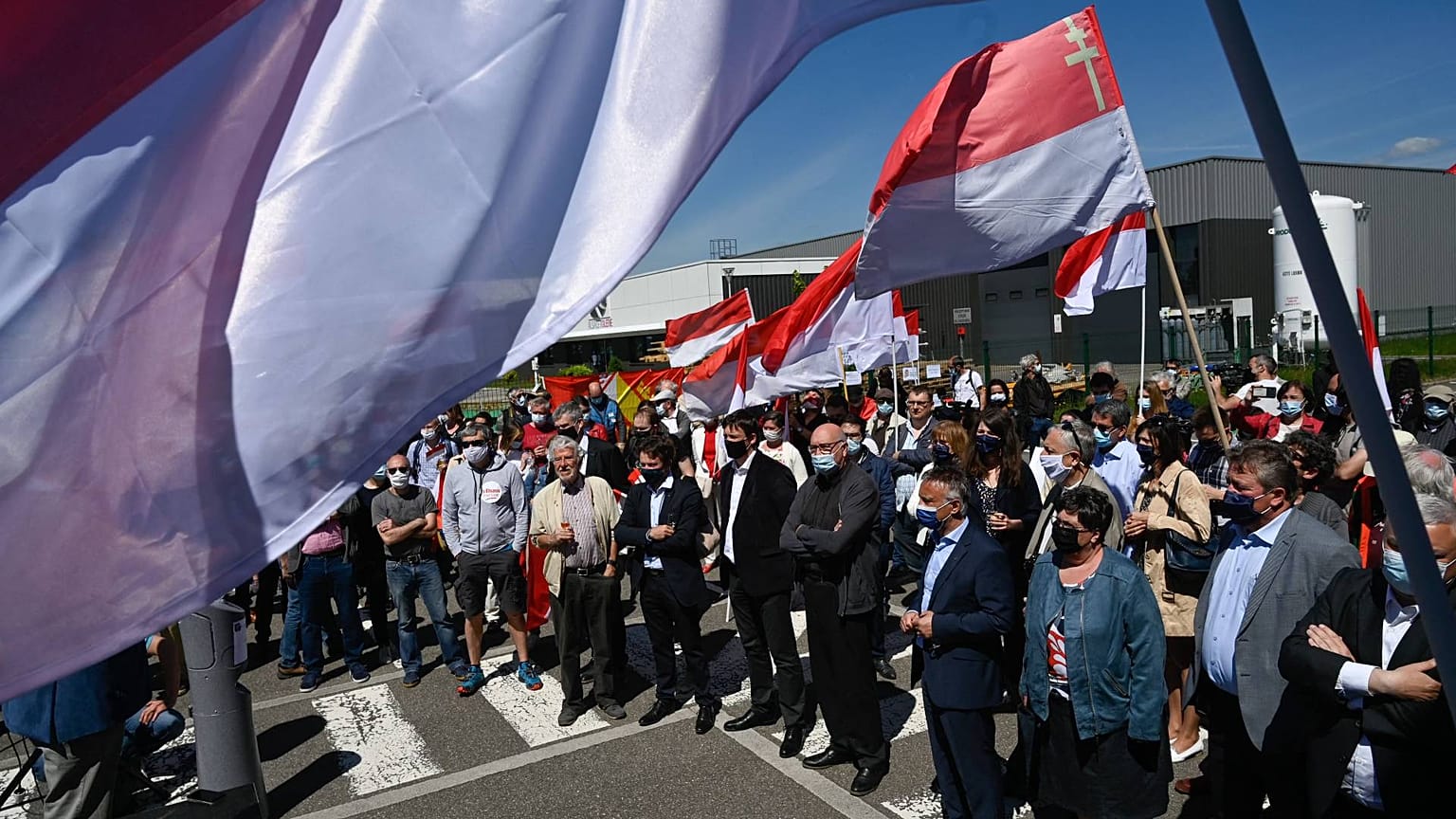 Fransa'da bölgesel dilde eğitim için binlerce kişi gösteri düzenledi