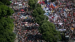 People march in a protest against Bolsonaro's response to COVID-19