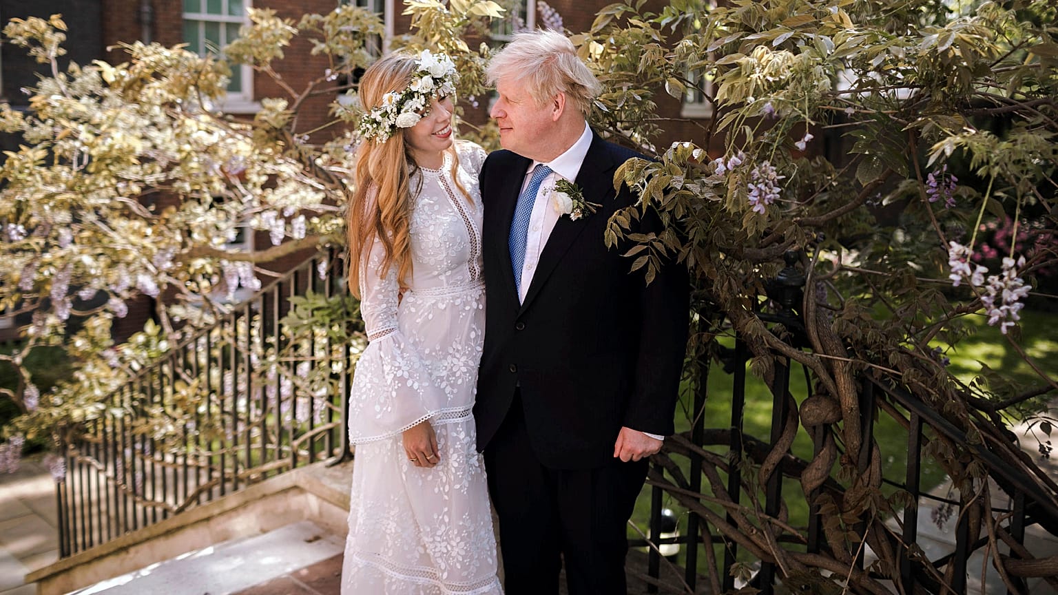 Boris Johnson és Carrie Symonds eskövőjük után a Downing Street 10 udvarán