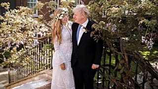 Boris Johnson és Carrie Symonds eskövőjük után a Downing Street 10 udvarán