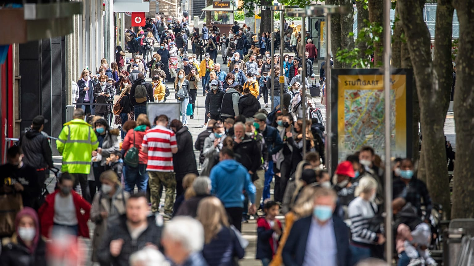 Belebte Straße in Stuttgart