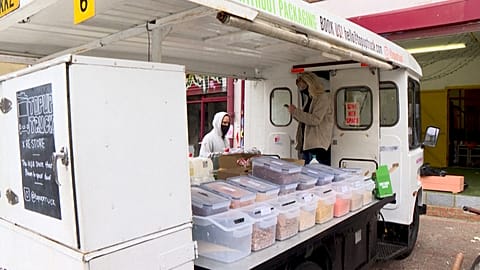 Food and household products sold without packaging and without plastic