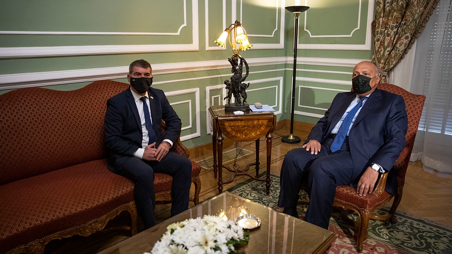 وزير الخارجية المصري سامح شكري (على اليمين) يستقبل نظيره الإسرائيلي غابي أشكينازي في القاهرة. 2021/05/30