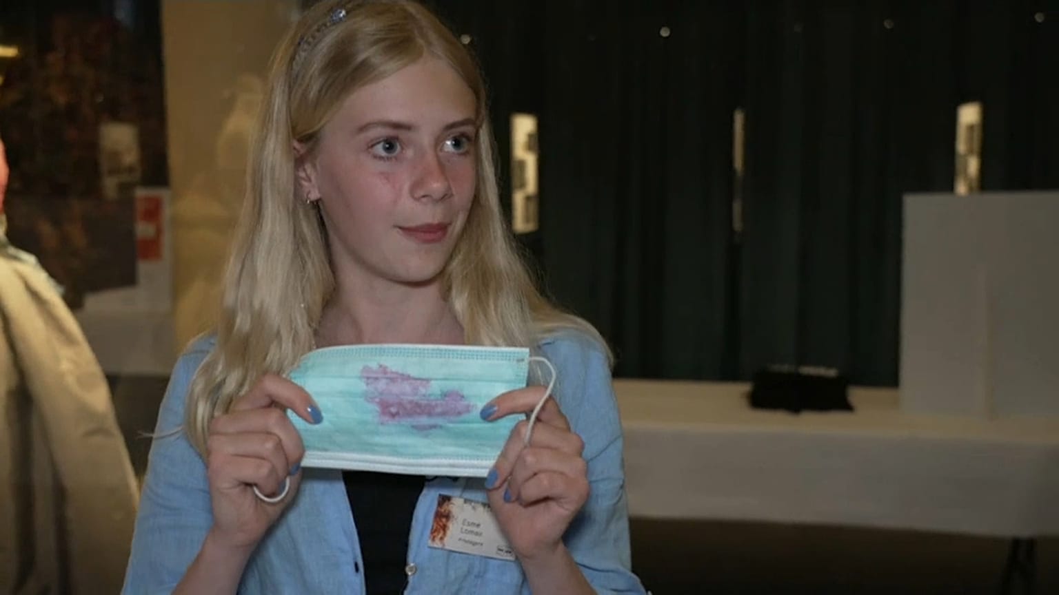 Esme Lomax präsentiert ihre Erfindung