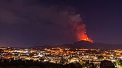 جبل إيتنا يثور للمرة 17 منذ منتصف فبراير الماضي في صيقلية جنوبي إيطاليا. 2021/02/16