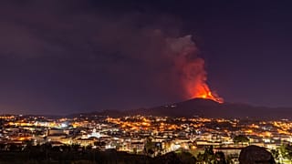 جبل إيتنا يثور للمرة 17 منذ منتصف فبراير الماضي في صيقلية جنوبي إيطاليا. 2021/02/16