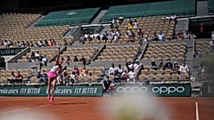 A romena Patricia Maria Tig serve perante o público no duelo contra a japonesa Naomi Osaka