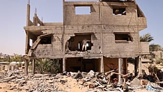 منصور أبو الجديان يطل من منزله المدمر بعد أن قصفته الطائرات الحربية الإسرائيلية خلال الحملة العسكرية الأخيرة. 29/05/2021