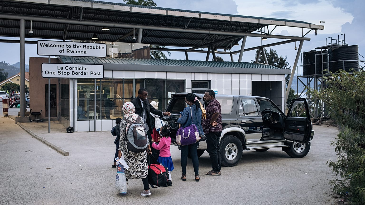 Una famiglia congolese che vive a Goma attraversa il confine ruandese al posto di frontiera di Gisenyi, il 28/05/2021