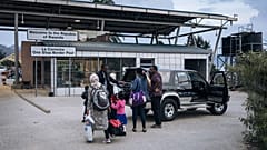 Una famiglia congolese che vive a Goma attraversa il confine ruandese al posto di frontiera di Gisenyi, il 28/05/2021