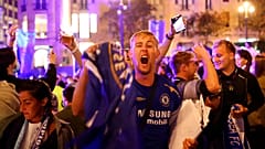 Adepto do Chelsea festeja vitória do seu clube nas ruas do Porto