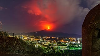 Vista de la erupción del volcán Etna desde las cercanías de Catania