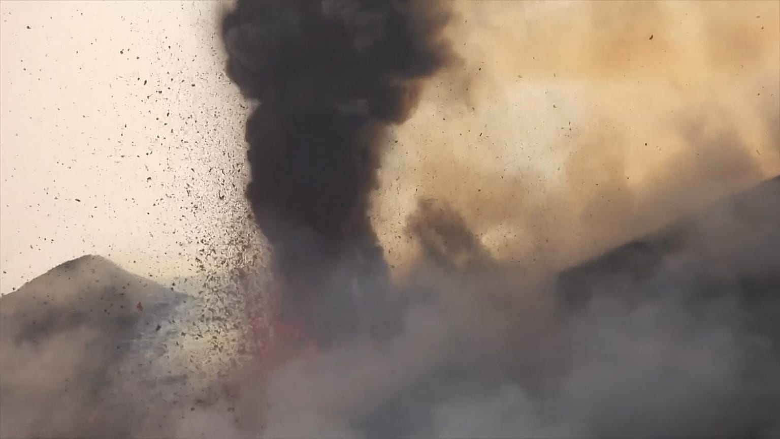 Ismét kitört Szicília tűzhányója, az Etna