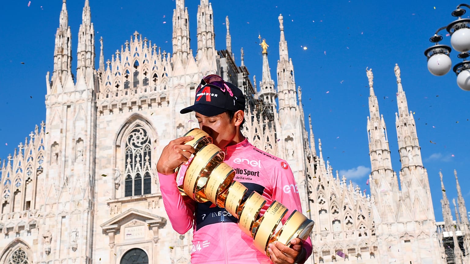 El colombiano Egan Bernal al recibir el trofeo de ganador del Giro de Italia