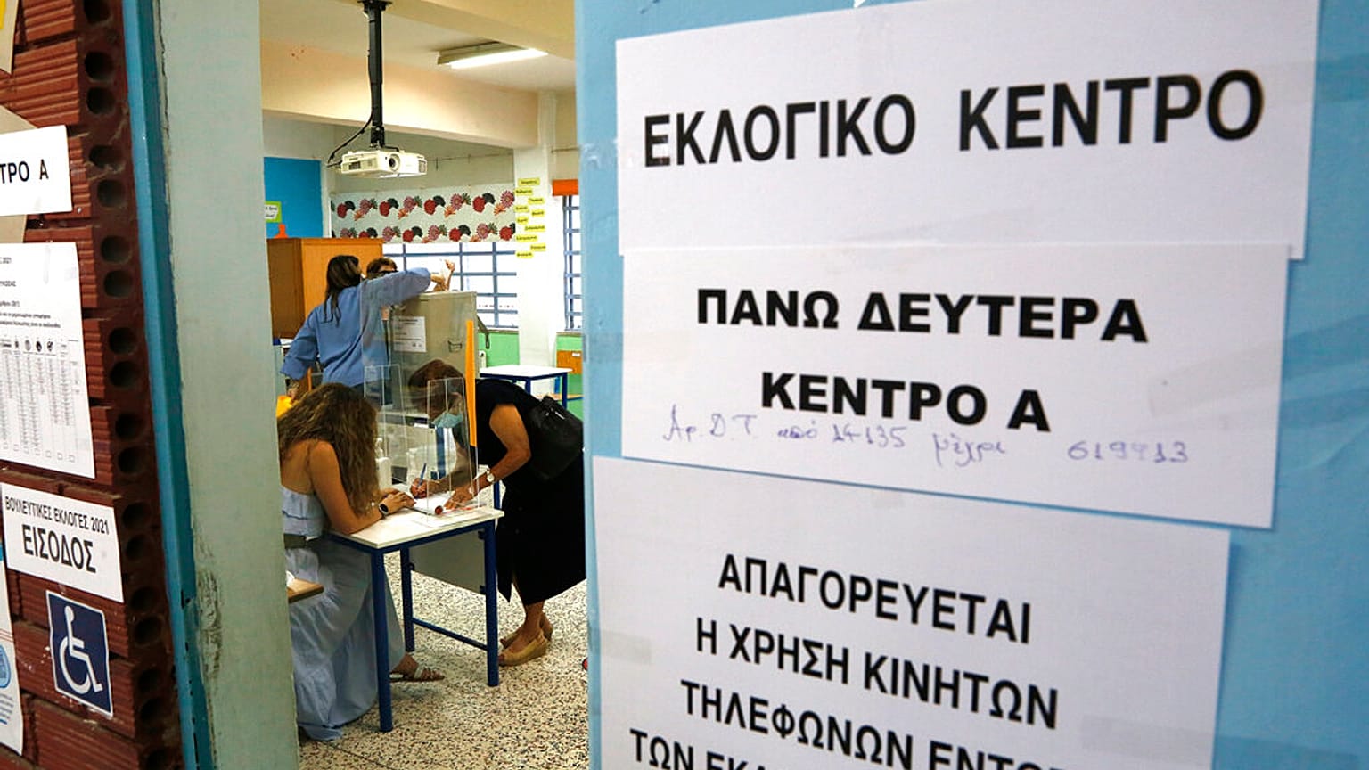 Un seggio in una scuola di Nicosia, Cipro