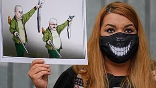 Une image représentant les présidents russe et bélarusse à Bucarest, en Roumanie, lors d'une manifestation devant l'ambassade bélarusse, le 30 mai 2021