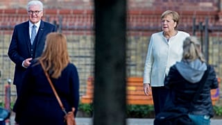 Le président allemand Frank-Walter Steinmeier et la chancelière Angela Merkel devant l'église Saint Pierre et Paul, Berlin, Allemagne, le 3 octobre 2020