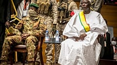 A gauche de la photo, le colonel Goïta, chef de la junte qui a organisé le coup d'État du 18 août 2020, le 25 septembre 2020. 