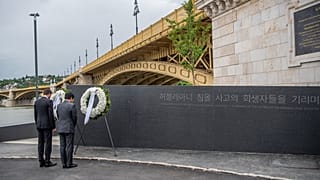 Magyar Levente, a Külgazdasági és Külügyminisztérium parlamenti államtitkára és Csö Csong Mun, a Koreai Köztársaság külügyminiszter-helyettese a Hableány-emlékmű felavatásán