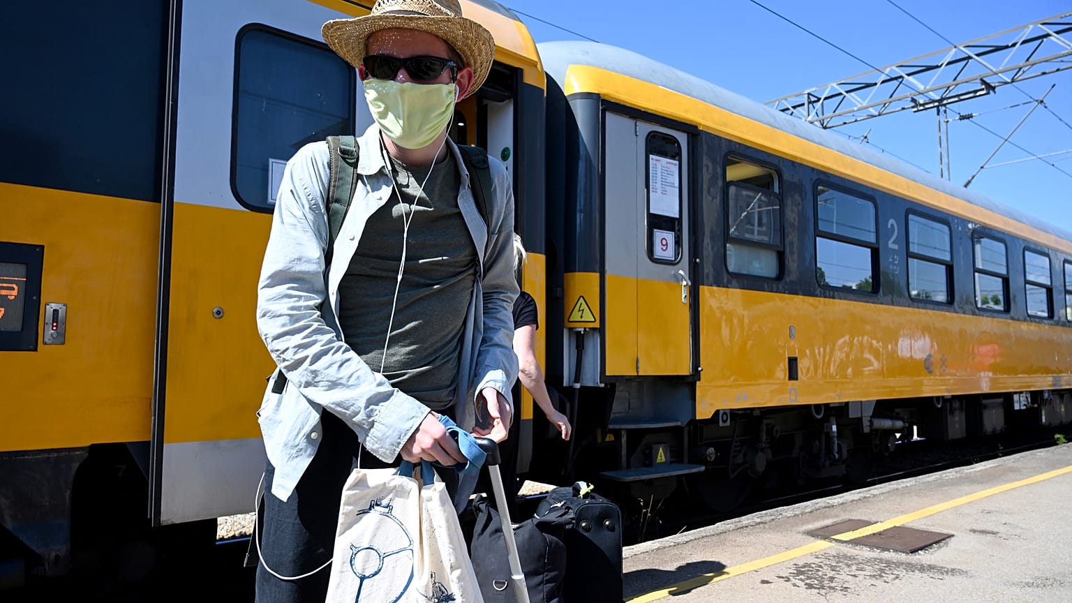 Zugreisender bei der Ankunft in Rijeka (Aufnahme aus dem Jahr 2020)