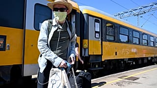 Zugreisender bei der Ankunft in Rijeka (Aufnahme aus dem Jahr 2020)