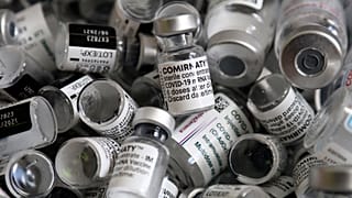 Емкости от использованных доз вакцины Pfizer/BioNTech против коронавируса