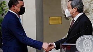 Mario Draghi stringe la mano a Abdul Hamid Dbeibah, durante l'incontro a Palazzo Chigi, Roma