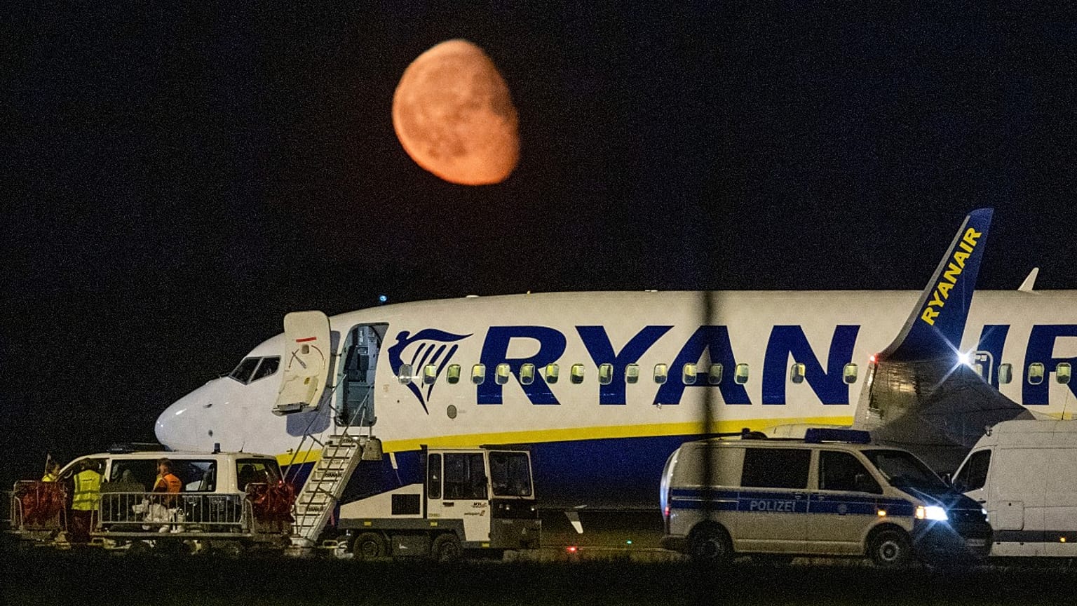 Durchsuchung der Ryanair-Maschine auf dem Rollfeld des BER