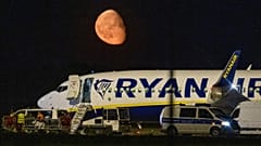 Durchsuchung der Ryanair-Maschine auf dem Rollfeld des BER