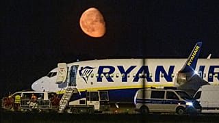 Durchsuchung der Ryanair-Maschine auf dem Rollfeld des BER