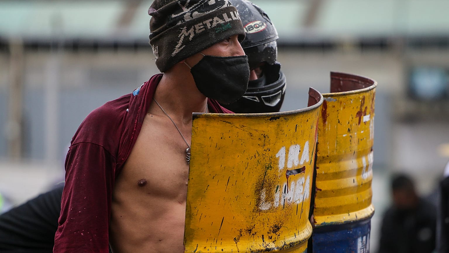 Des manifestants se tiennent debout avec leurs boucliers lors d'un face-à-face avec la police à Madrid, dans la banlieue de Bogotá, en Colombie, vendredi 28 mai 2021.