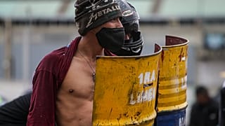 Des manifestants se tiennent debout avec leurs boucliers lors d'un face-à-face avec la police à Madrid, dans la banlieue de Bogotá, en Colombie, vendredi 28 mai 2021.