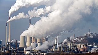 PM2.5 olarak adlandırılan parçacıklar akciğer kanallarına kadar ilerleyerek bronşit, astı gibi akciğer rahatsızlıklarına yol açabiliyor