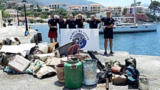 Η ομάδα εθελοντών δυτών της οργάνωσης We Dive We Clean στην Κεφαλονιά