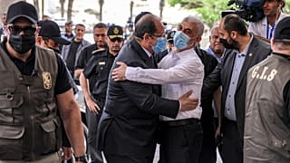 يحيى السنوار أثناء استقباله لعباس كامل