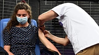Une personne recevant une injection du vaccin Pfizer-BioNtech à Garlan, dans le département de l'ouest de la France, le 31 mai 2021
