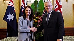 Yeni Zelanda Başbakanı Jacinda Ardern, (sol), Avustralya Başbakanı Scott Morrison