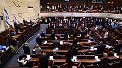 نواب إسرائيليون يقفون خلال مراسم أداء اليمين للكنيست (البرلمان) الإسرائيلي في القدس 6 أبريل 2021.