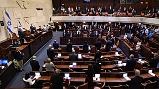 نواب إسرائيليون يقفون خلال مراسم أداء اليمين للكنيست (البرلمان) الإسرائيلي في القدس 6 أبريل 2021.