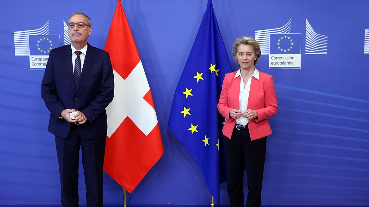 La presidente de la Comisión Europea Ursula Von der Leyen, y el presidente suizo Guy Parmelin en una cumbre en abril