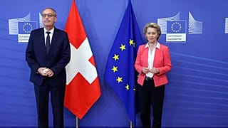 La presidente de la Comisión Europea Ursula Von der Leyen, y el presidente suizo Guy Parmelin en una cumbre en abril
